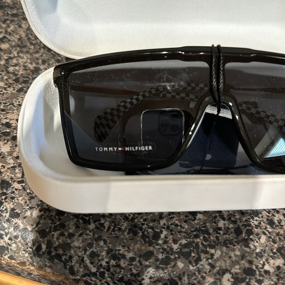Tommy Hilfiger glasses - Picture 2 of 8